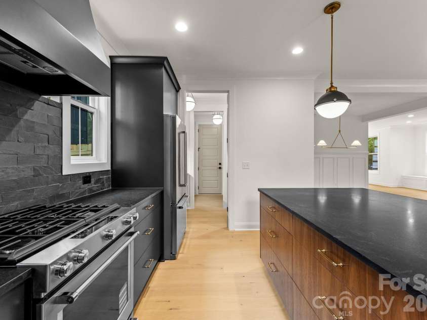 2757 Parkway Avenue, Charlotte, NC 28208.  MLS# CAR4353410, YatesRealty ID 12204. 