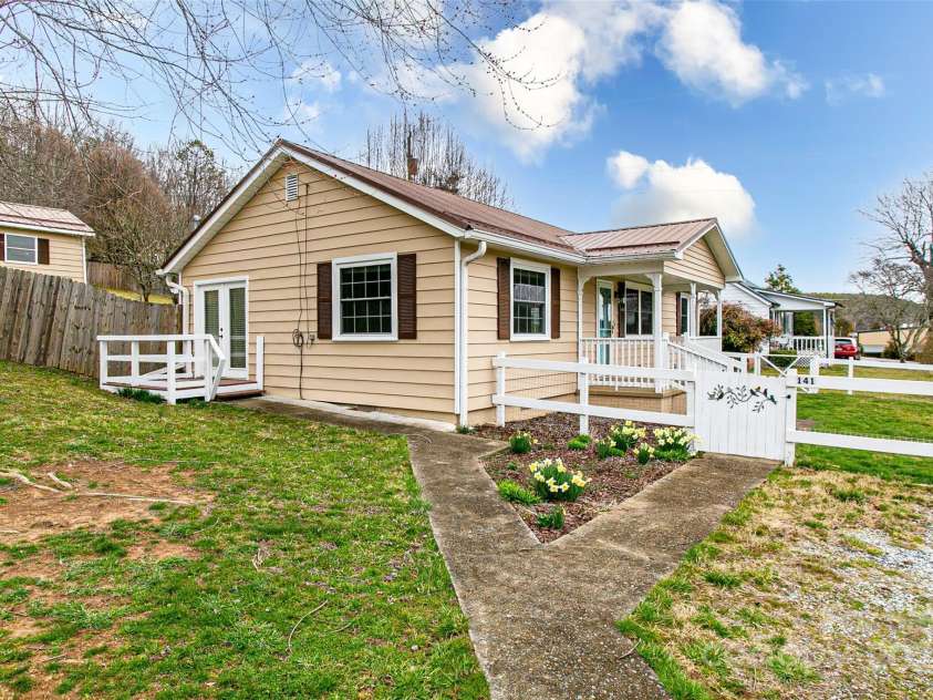 141 Knollview Terrace, Pisgah Forest, NC 28768.  MLS# CAR4255414, YatesRealty ID 12205. 