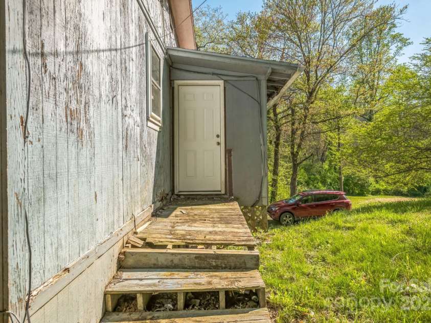 91 Catawba Lane, Brevard, NC 28712.  MLS# CAR4250643, YatesRealty ID 12206. 