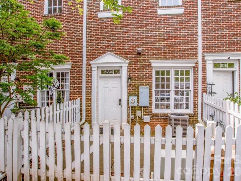 21329 Catawba Avenue, Cornelius, NC 28031.  MLS# CAR4364402, YatesRealty ID 12207. Exterior fenced patio