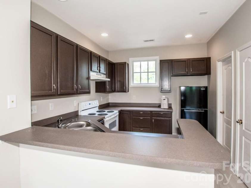 21329 Catawba Avenue, Cornelius, NC 28031.  MLS# CAR4364402, YatesRealty ID 12207. Kitchen