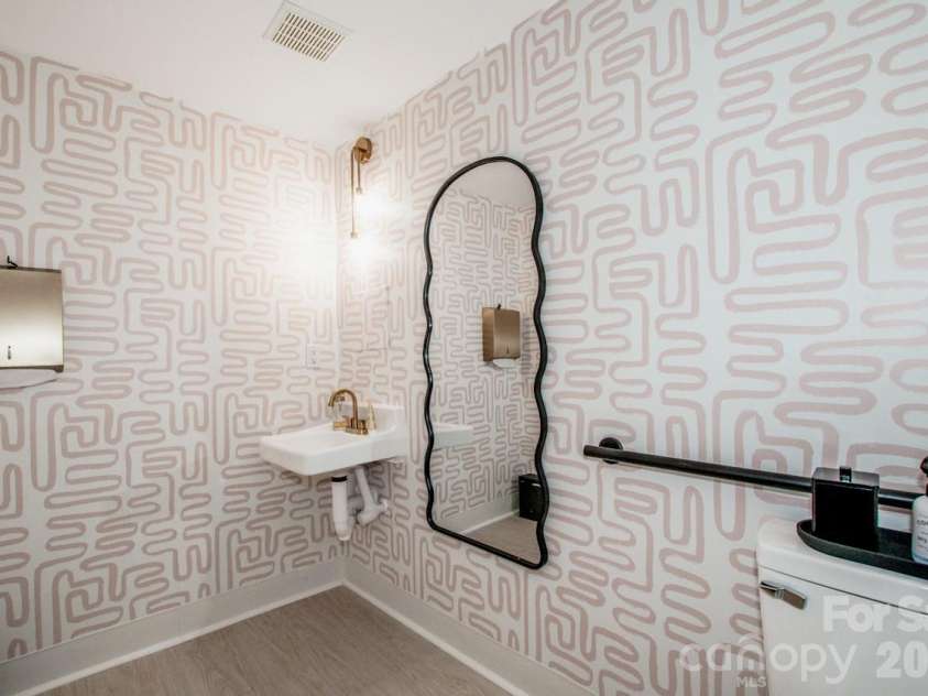 21329 Catawba Avenue, Cornelius, NC 28031.  MLS# CAR4364402, YatesRealty ID 12207. Salon half bath