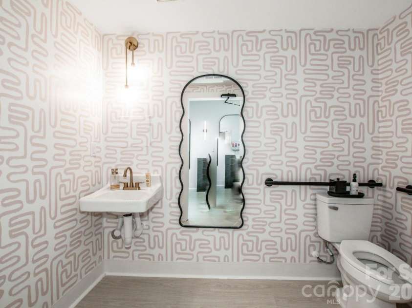 21329 Catawba Avenue, Cornelius, NC 28031.  MLS# CAR4364402, YatesRealty ID 12207. Salon half bath