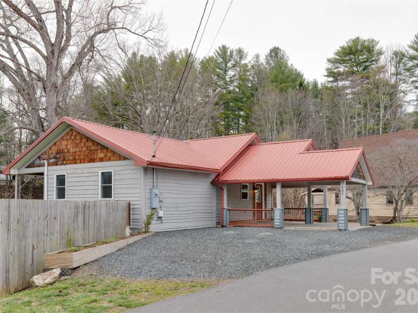 107 Shepard Way, Burnsville, NC 28714.  MLS# CAR4359941, YatesRealty ID 12208. 