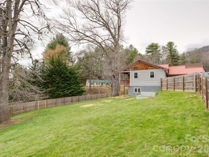 107 Shepard Way, Burnsville, NC 28714.  MLS# CAR4359941, YatesRealty ID 12208. 