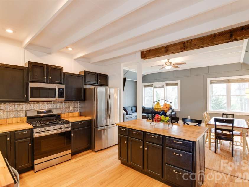 107 Shepard Way, Burnsville, NC 28714.  MLS# CAR4359941, YatesRealty ID 12208. 