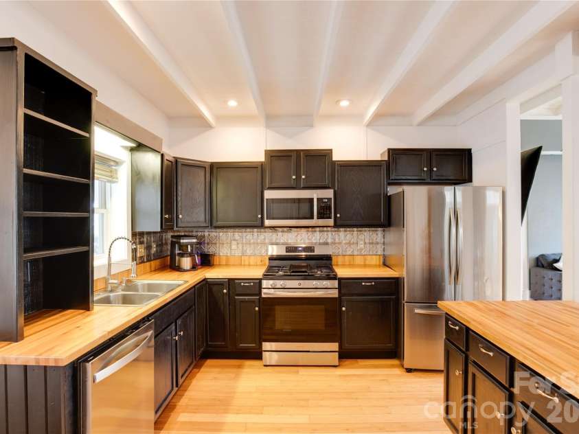 107 Shepard Way, Burnsville, NC 28714.  MLS# CAR4359941, YatesRealty ID 12208. 