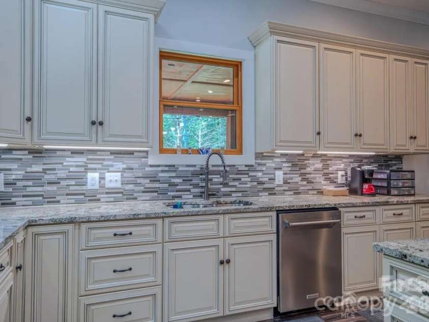 1416 Southpointe Drive, Morganton, NC 28655.  MLS# CAR4352341, YatesRealty ID 12210. 