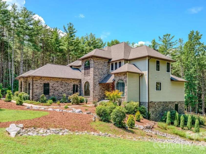 1416 Southpointe Drive, Morganton, NC 28655.  MLS# CAR4352341, YatesRealty ID 12210. 