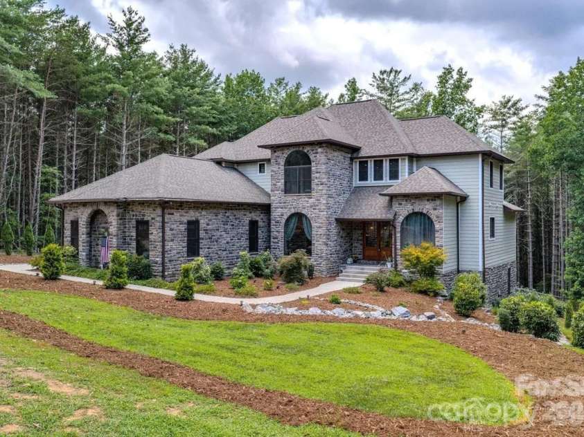 1416 Southpointe Drive, Morganton, NC 28655.  MLS# CAR4352341, YatesRealty ID 12210. 