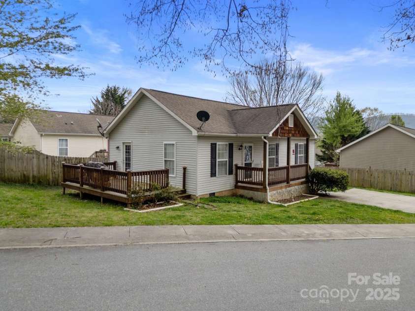 134 Newberry Drive, Fletcher, NC 28732.  MLS# CAR4245924, YatesRealty ID 12211. 