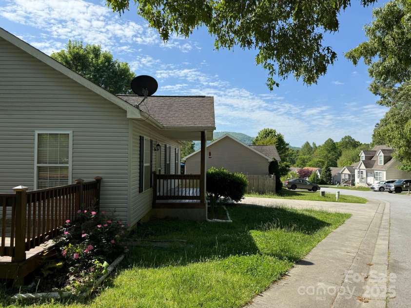 134 Newberry Drive, Fletcher, NC 28732.  MLS# CAR4245924, YatesRealty ID 12211. 