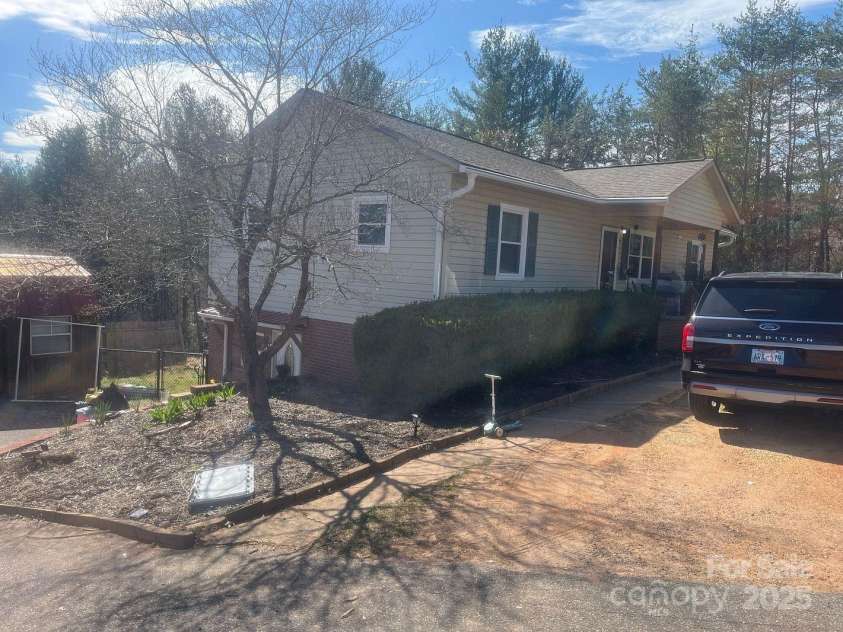 7122 Pyramid Road, Hickory, NC 28602.  MLS# CAR4241476, YatesRealty ID 12215. 