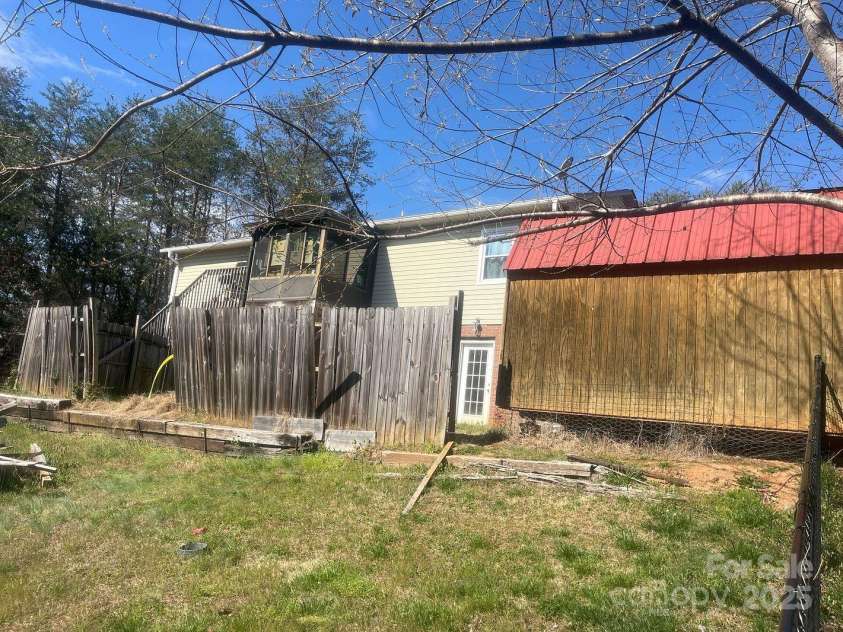 7122 Pyramid Road, Hickory, NC 28602.  MLS# CAR4241476, YatesRealty ID 12215. 