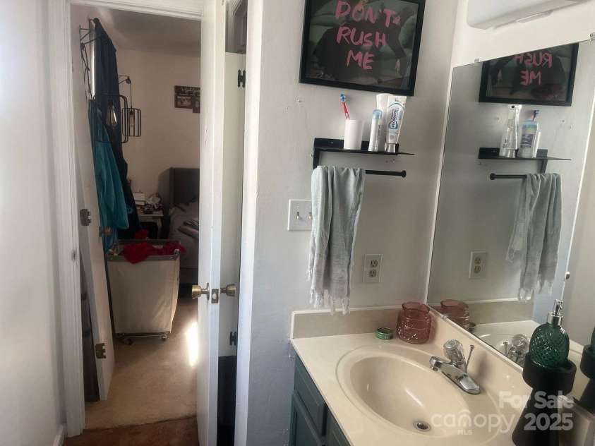 7122 Pyramid Road, Hickory, NC 28602.  MLS# CAR4241476, YatesRealty ID 12215. 