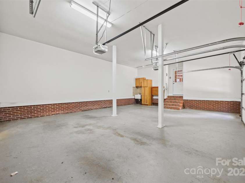 7103 Forest Ridge Road, Matthews, NC 28104.  MLS# CAR4255751, YatesRealty ID 12216. 3 car garage