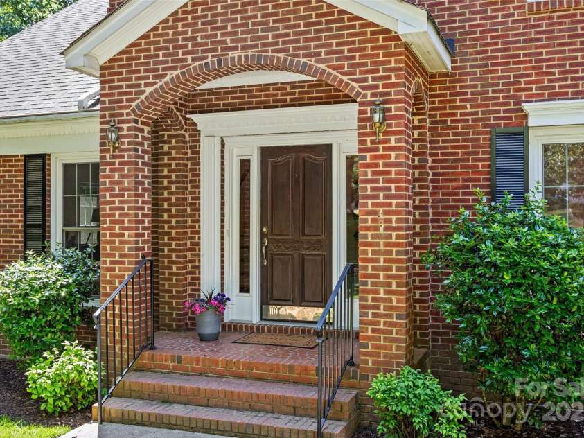 7103 Forest Ridge Road, Matthews, NC 28104.  MLS# CAR4255751, YatesRealty ID 12216. 