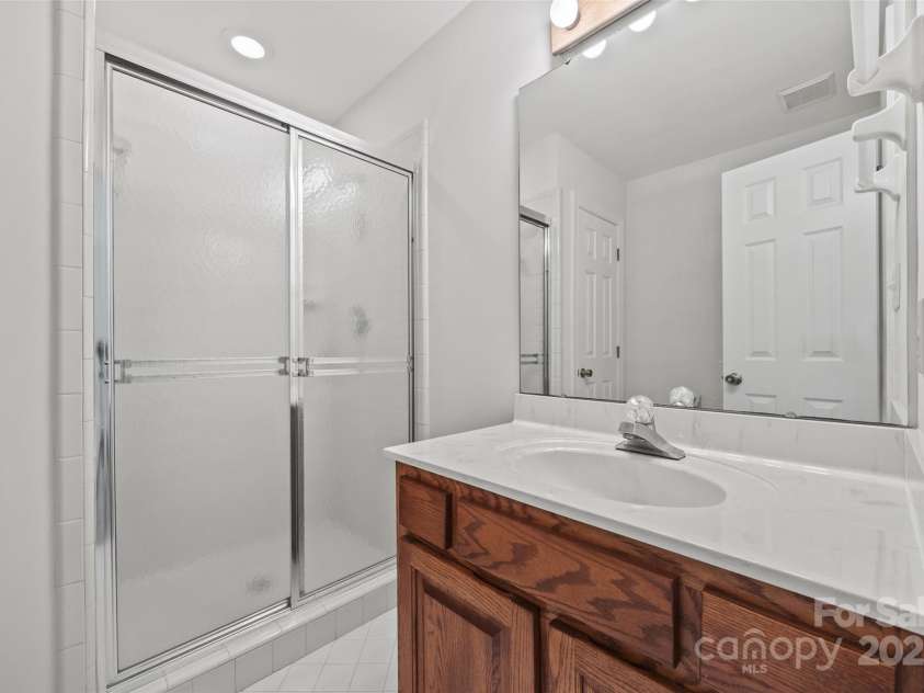 7103 Forest Ridge Road, Matthews, NC 28104.  MLS# CAR4255751, YatesRealty ID 12216. Ensuite bath