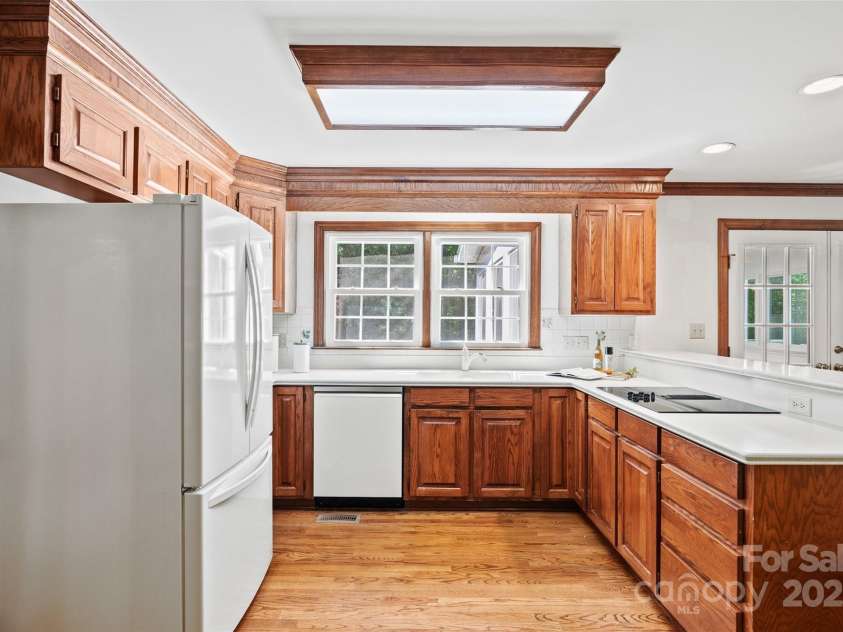 7103 Forest Ridge Road, Matthews, NC 28104.  MLS# CAR4255751, YatesRealty ID 12216. Great light and views from kitchen to expansive yard