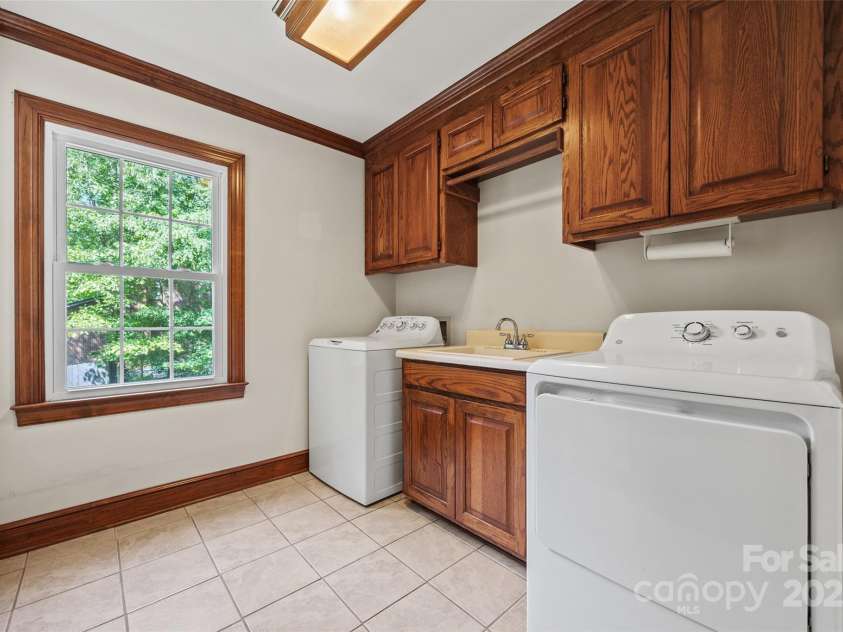 7103 Forest Ridge Road, Matthews, NC 28104.  MLS# CAR4255751, YatesRealty ID 12216. Large mudroom just off of garage entry