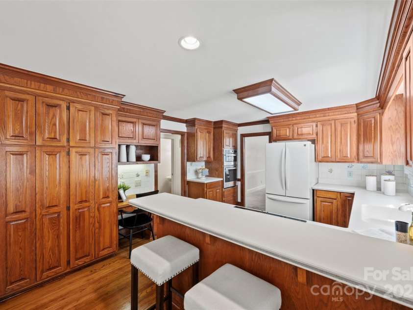 7103 Forest Ridge Road, Matthews, NC 28104.  MLS# CAR4255751, YatesRealty ID 12216. Pull-up bar seating