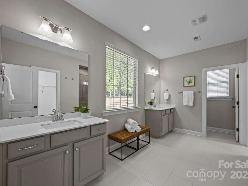11304 Preservation Lane, Charlotte, NC 28278.  MLS# CAR4249820, YatesRealty ID 12218. Huge primary bathroom with dual vanities