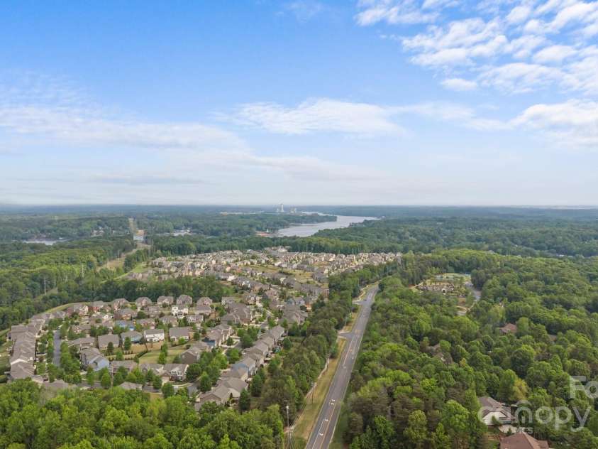 11304 Preservation Lane, Charlotte, NC 28278.  MLS# CAR4249820, YatesRealty ID 12218. The lake is just up the street!
