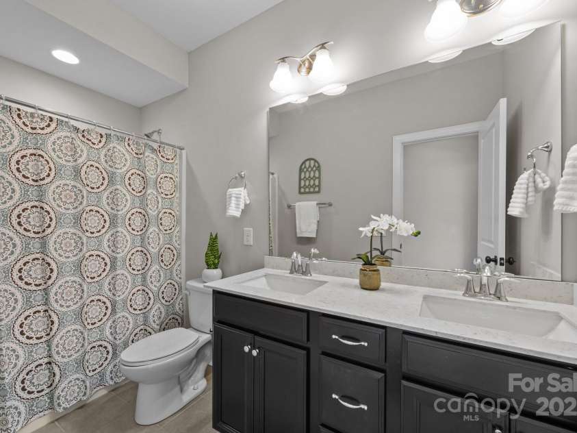 11304 Preservation Lane, Charlotte, NC 28278.  MLS# CAR4249820, YatesRealty ID 12218. Upstairs full bathroom