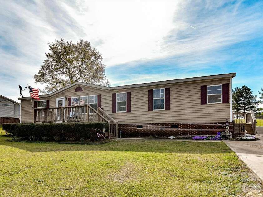 1565 Foxbrook Circle, Lancaster, SC 29720.  MLS# CAR4304342, YatesRealty ID 12220. 