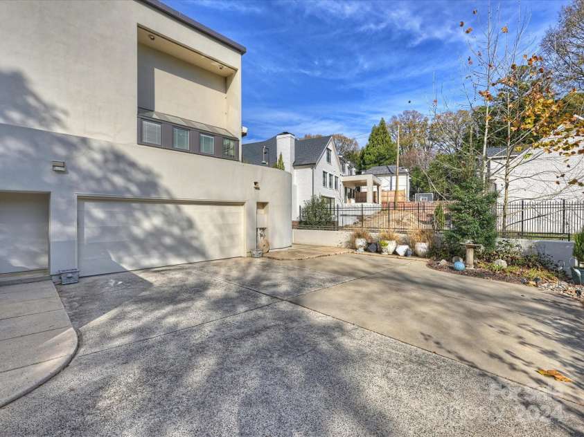 1401 Scotland Avenue, Charlotte, NC 28207.  MLS# CAR4207507, YatesRealty ID 12226. 2 Car Garage