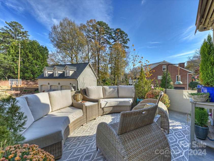 1401 Scotland Avenue, Charlotte, NC 28207.  MLS# CAR4207507, YatesRealty ID 12226. Balcony off Kitchen