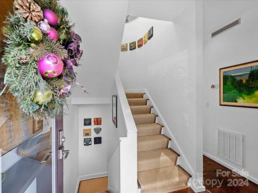 1401 Scotland Avenue, Charlotte, NC 28207.  MLS# CAR4207507, YatesRealty ID 12226. Foyer