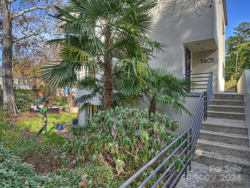 1401 Scotland Avenue, Charlotte, NC 28207.  MLS# CAR4207507, YatesRealty ID 12226. Front Entry