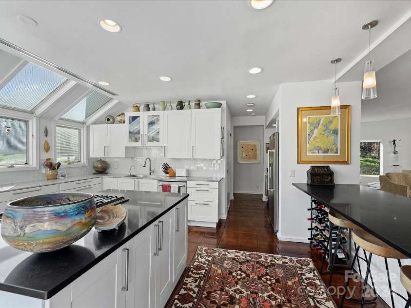 1401 Scotland Avenue, Charlotte, NC 28207.  MLS# CAR4207507, YatesRealty ID 12226. Kitchen