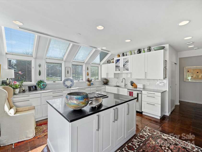 1401 Scotland Avenue, Charlotte, NC 28207.  MLS# CAR4207507, YatesRealty ID 12226. Kitchen