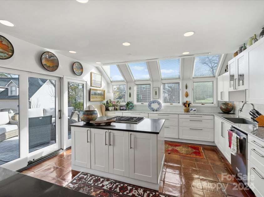 1401 Scotland Avenue, Charlotte, NC 28207.  MLS# CAR4207507, YatesRealty ID 12226. Kitchen