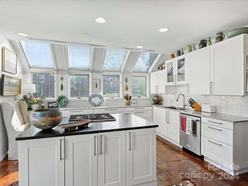 1401 Scotland Avenue, Charlotte, NC 28207.  MLS# CAR4207507, YatesRealty ID 12226. Kitchen