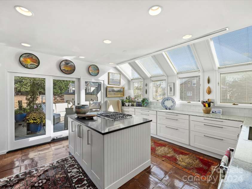 1401 Scotland Avenue, Charlotte, NC 28207.  MLS# CAR4207507, YatesRealty ID 12226. Kitchen