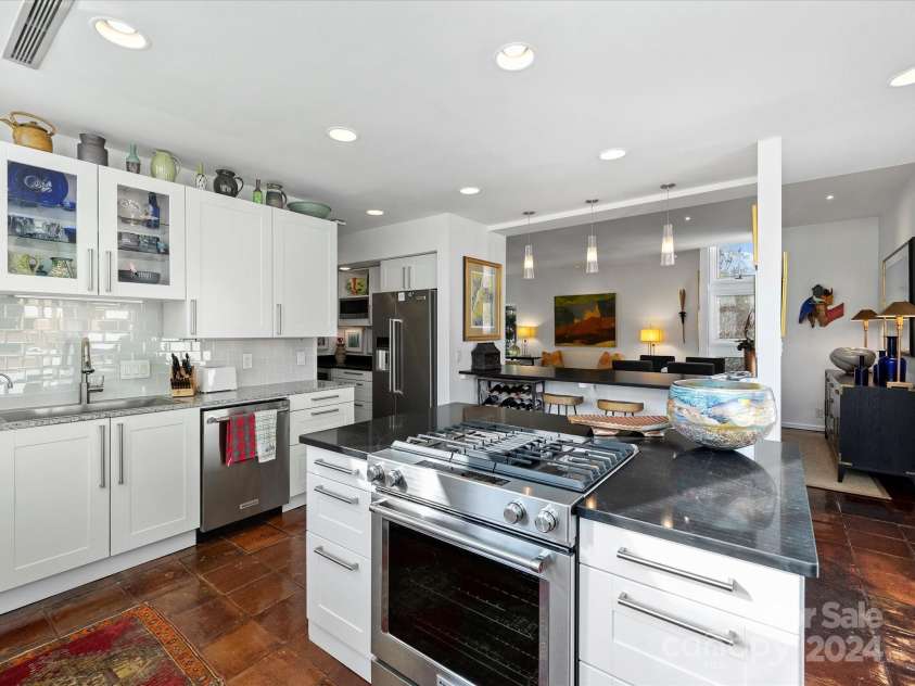 1401 Scotland Avenue, Charlotte, NC 28207.  MLS# CAR4207507, YatesRealty ID 12226. Kitchen