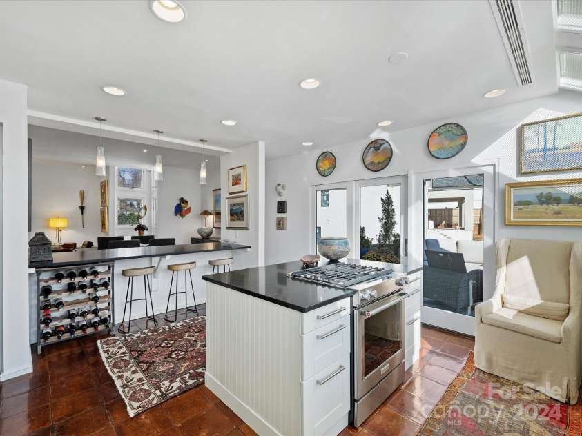 1401 Scotland Avenue, Charlotte, NC 28207.  MLS# CAR4207507, YatesRealty ID 12226. Kitchen