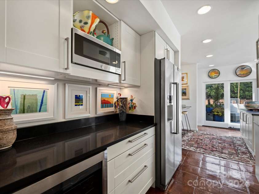 1401 Scotland Avenue, Charlotte, NC 28207.  MLS# CAR4207507, YatesRealty ID 12226. Kitchen
