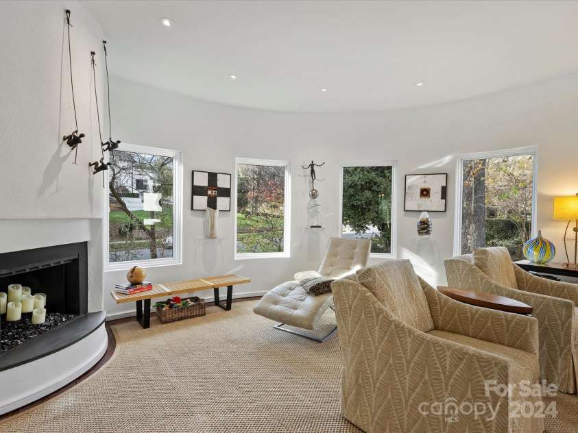 1401 Scotland Avenue, Charlotte, NC 28207.  MLS# CAR4207507, YatesRealty ID 12226. Living Room