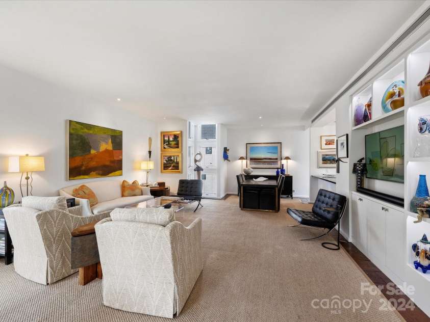 1401 Scotland Avenue, Charlotte, NC 28207.  MLS# CAR4207507, YatesRealty ID 12226. Living Room