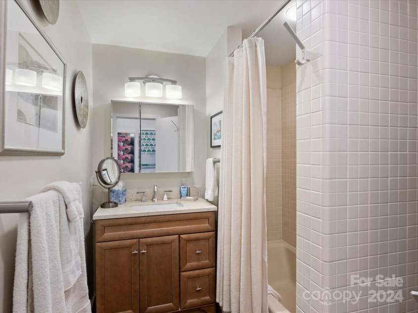 1401 Scotland Avenue, Charlotte, NC 28207.  MLS# CAR4207507, YatesRealty ID 12226. Lower Level Full Bath