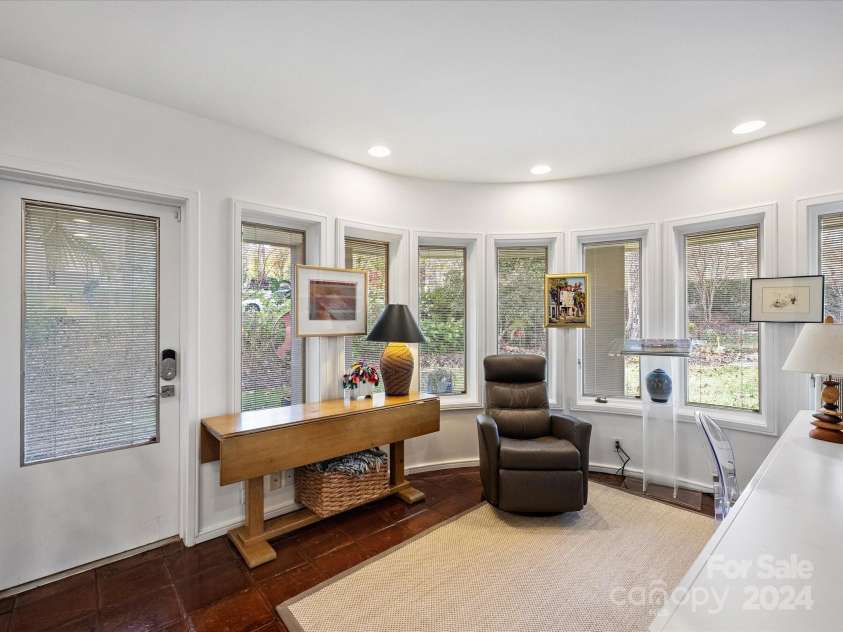 1401 Scotland Avenue, Charlotte, NC 28207.  MLS# CAR4207507, YatesRealty ID 12226. Lower Level Sitting Area