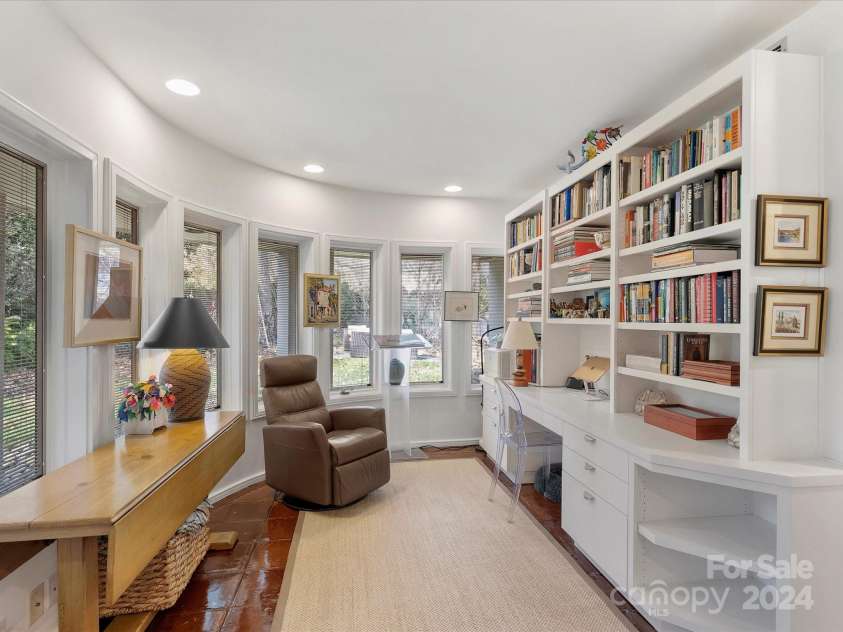 1401 Scotland Avenue, Charlotte, NC 28207.  MLS# CAR4207507, YatesRealty ID 12226. Lower Level Sitting Area