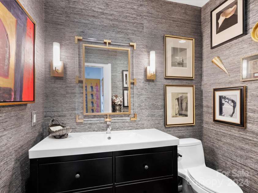 1401 Scotland Avenue, Charlotte, NC 28207.  MLS# CAR4207507, YatesRealty ID 12226. Powder Room