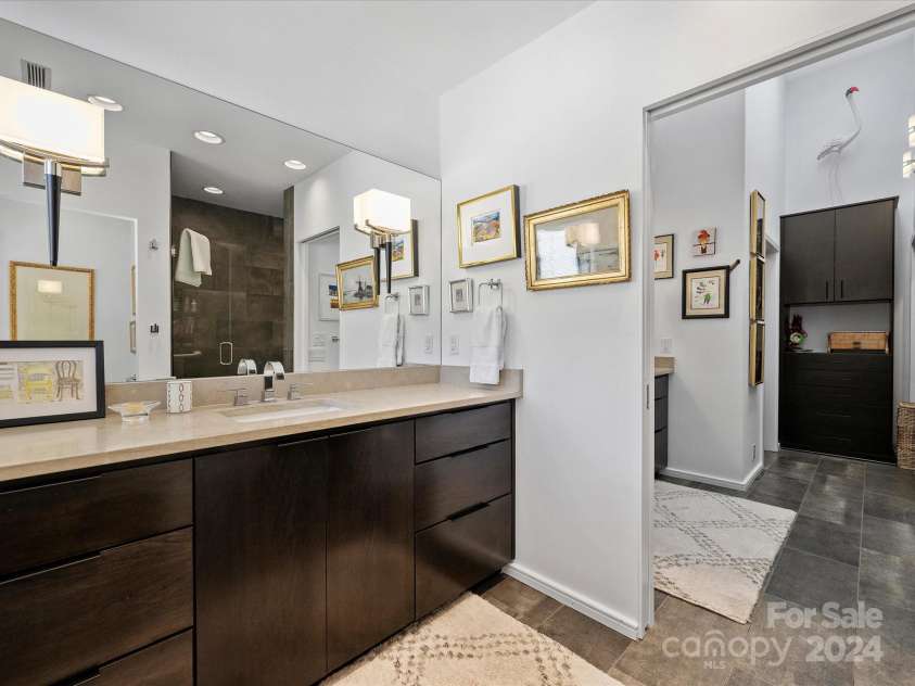 1401 Scotland Avenue, Charlotte, NC 28207.  MLS# CAR4207507, YatesRealty ID 12226. Primary Bathroom