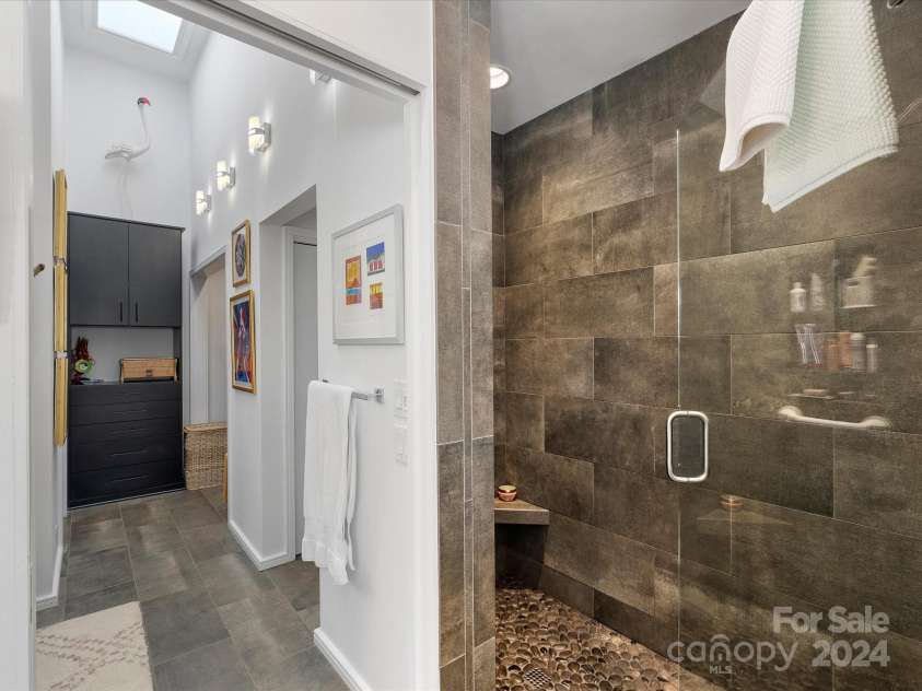 1401 Scotland Avenue, Charlotte, NC 28207.  MLS# CAR4207507, YatesRealty ID 12226. Primary Bathroom