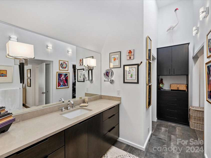1401 Scotland Avenue, Charlotte, NC 28207.  MLS# CAR4207507, YatesRealty ID 12226. Primary Bathroom